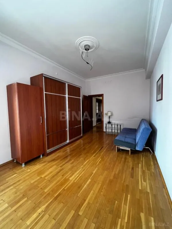 Satılır 4 otaqlı mənzil 210 m²