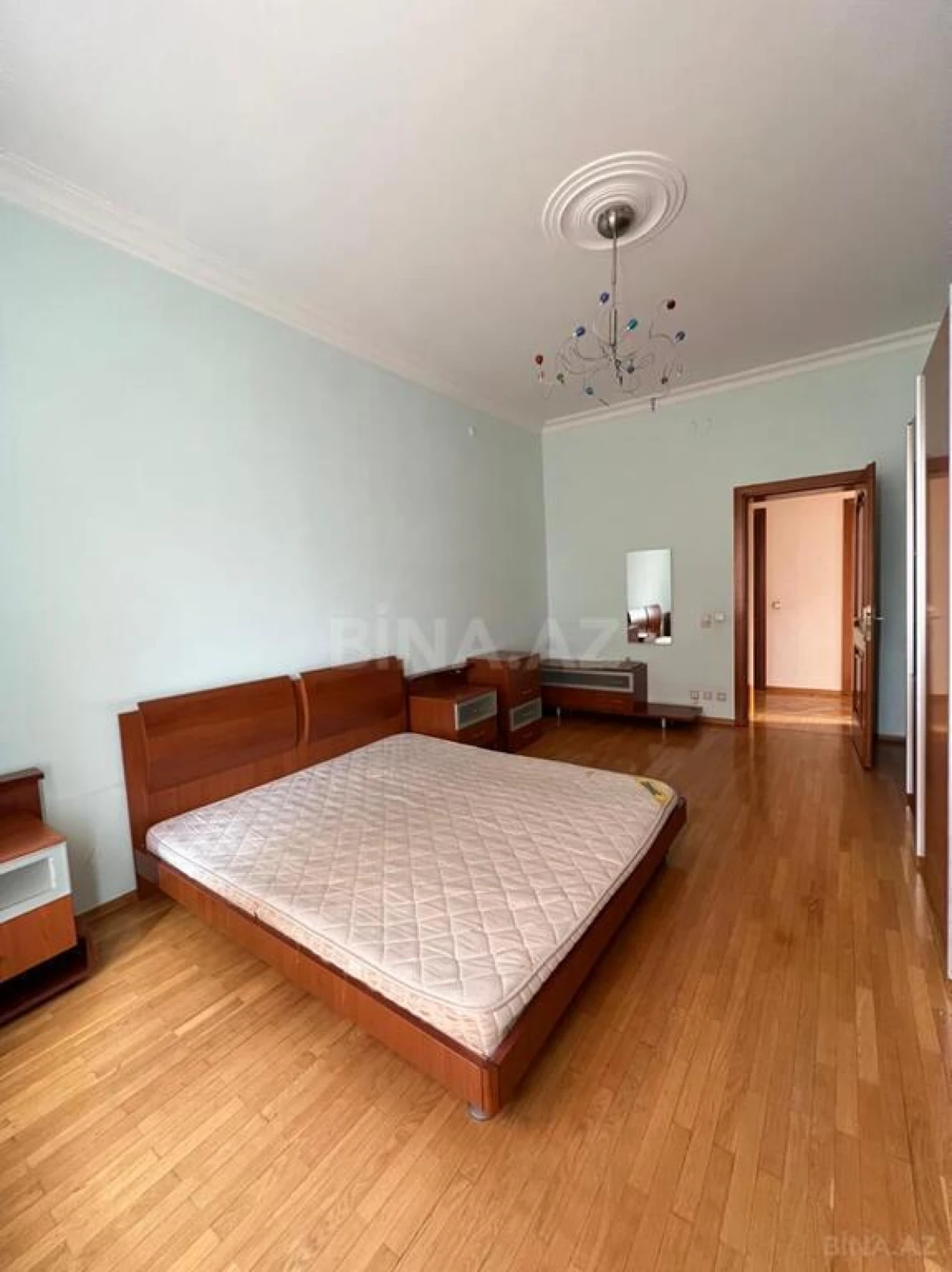 Satılır 4 otaqlı mənzil 210 m²