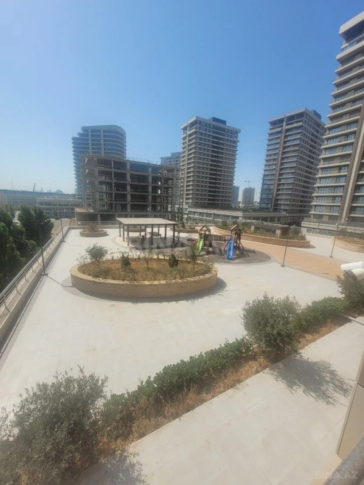 Satılır 4 otaqlı mənzil 185 m²