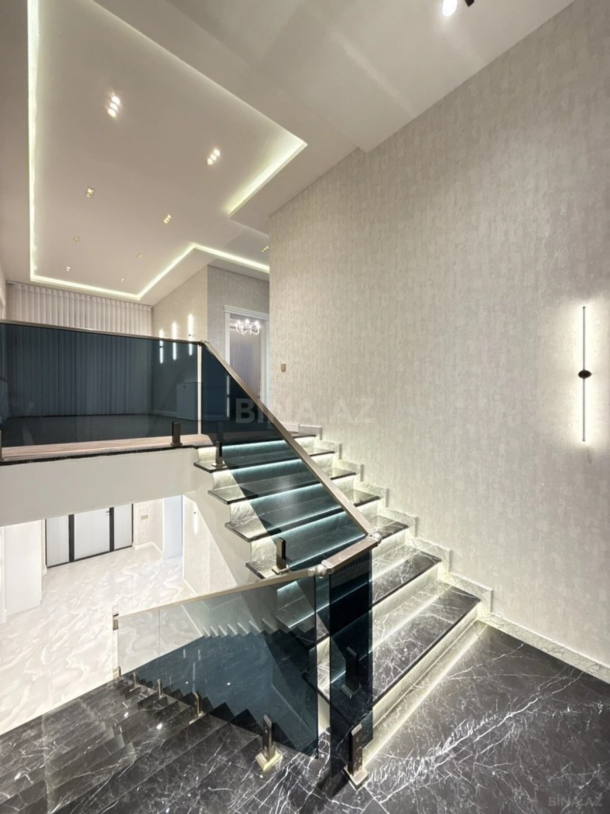 Satılır 6 otaqlı həyət evi 325 m²
