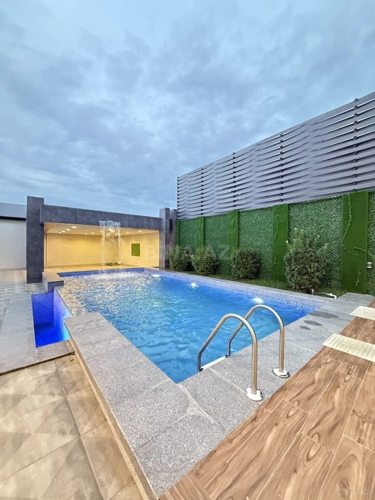 Satılır 6 otaqlı həyət evi 325 m²