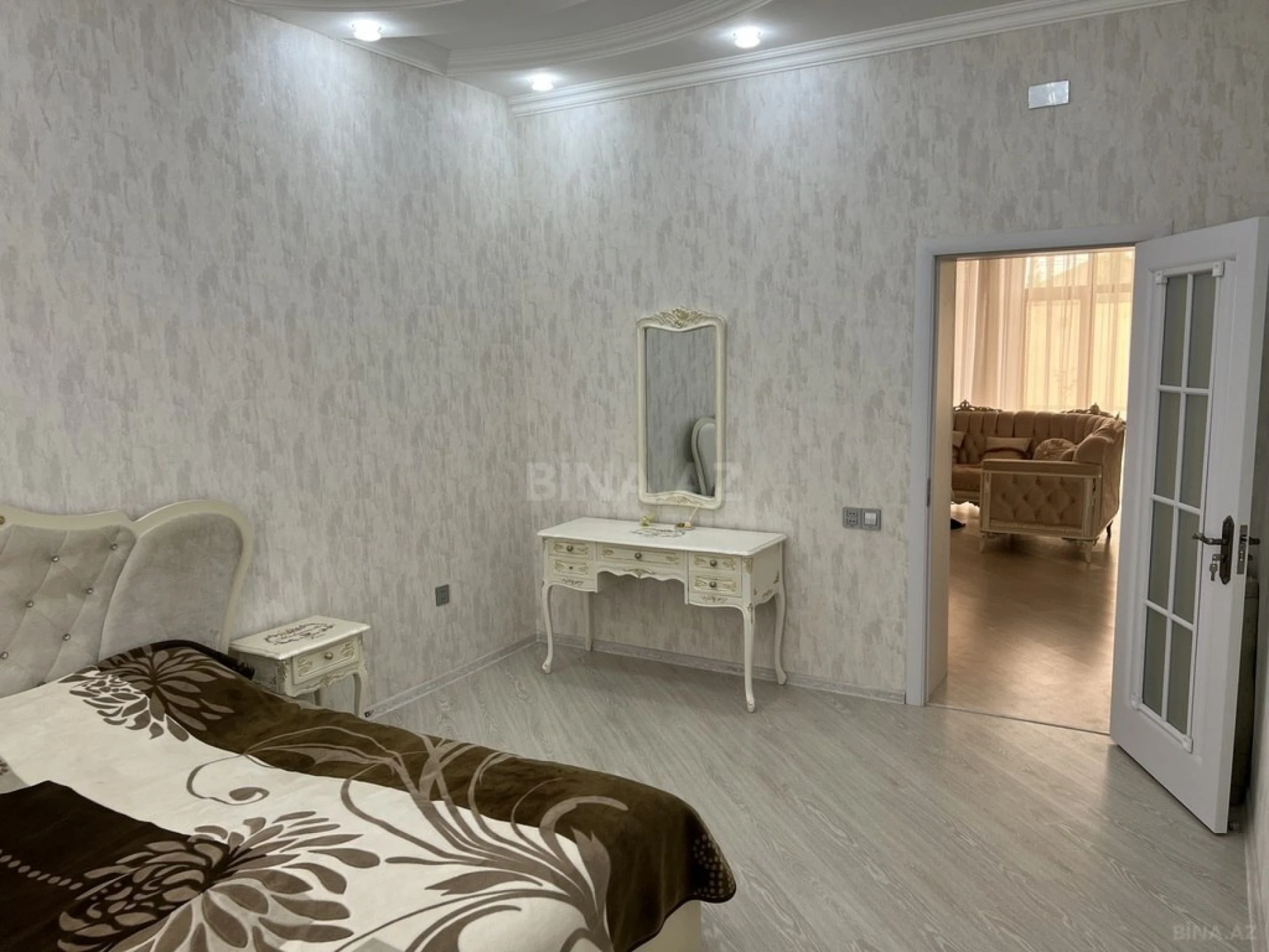 Satılır 5 otaqlı həyət evi 300 m²