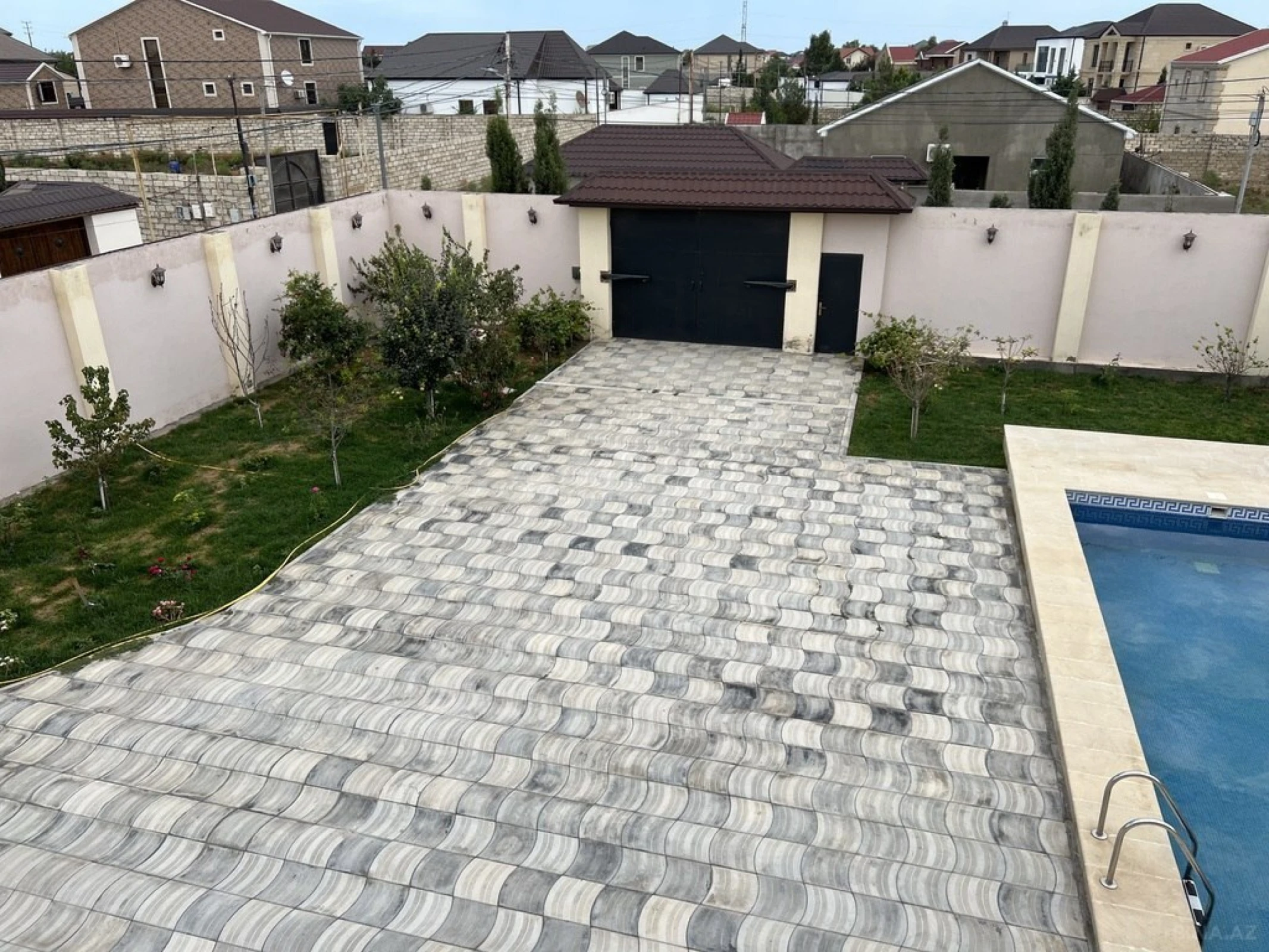 Satılır 5 otaqlı həyət evi 300 m²