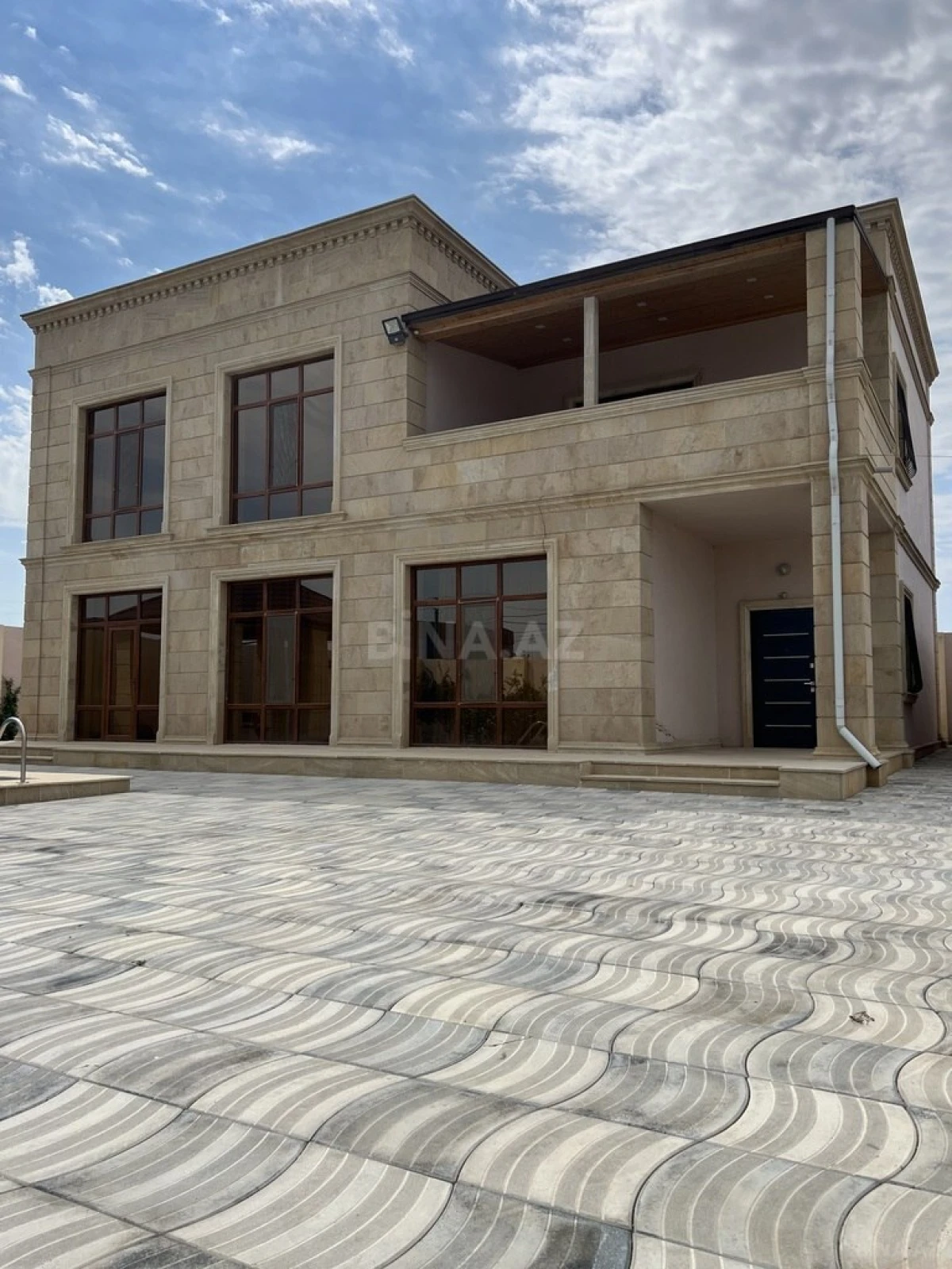 Satılır 5 otaqlı həyət evi 300 m²