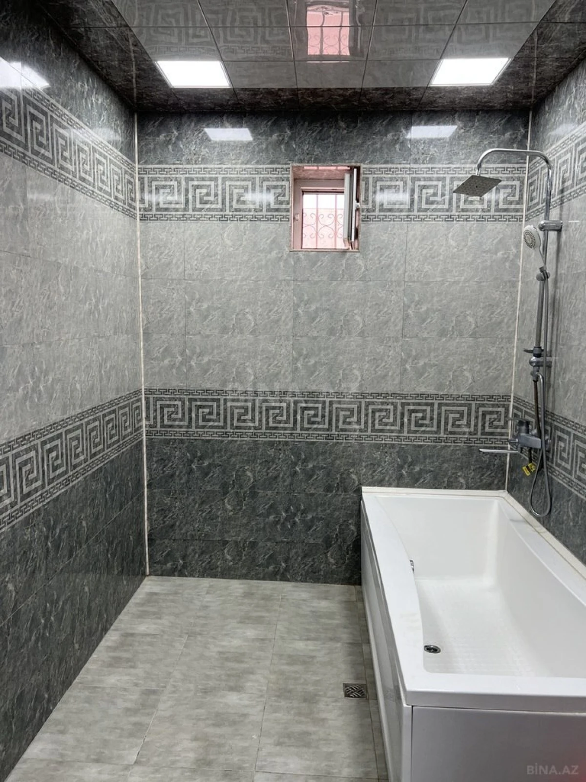 Satılır 5 otaqlı həyət evi 300 m²