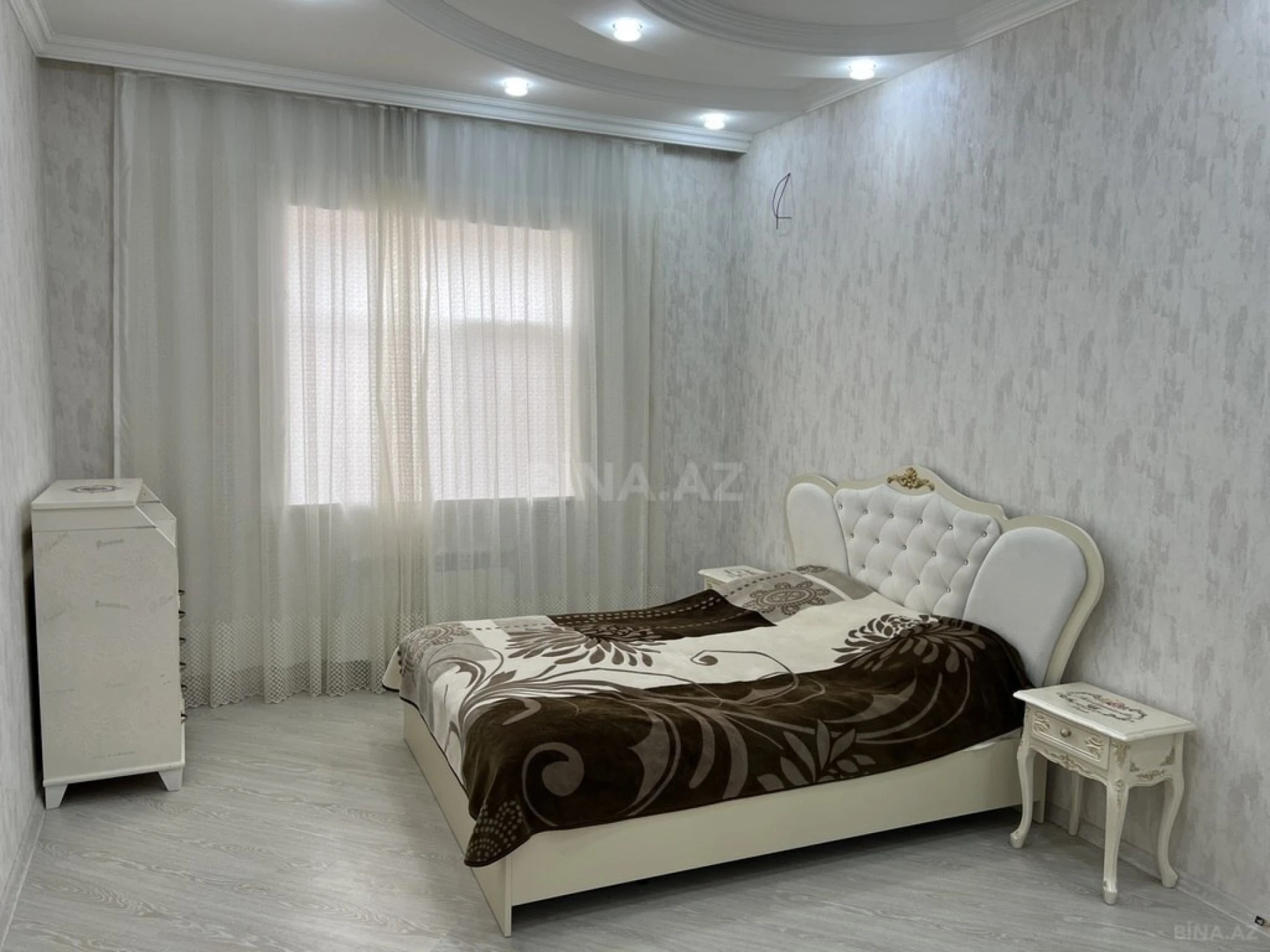 Satılır 5 otaqlı həyət evi 300 m²