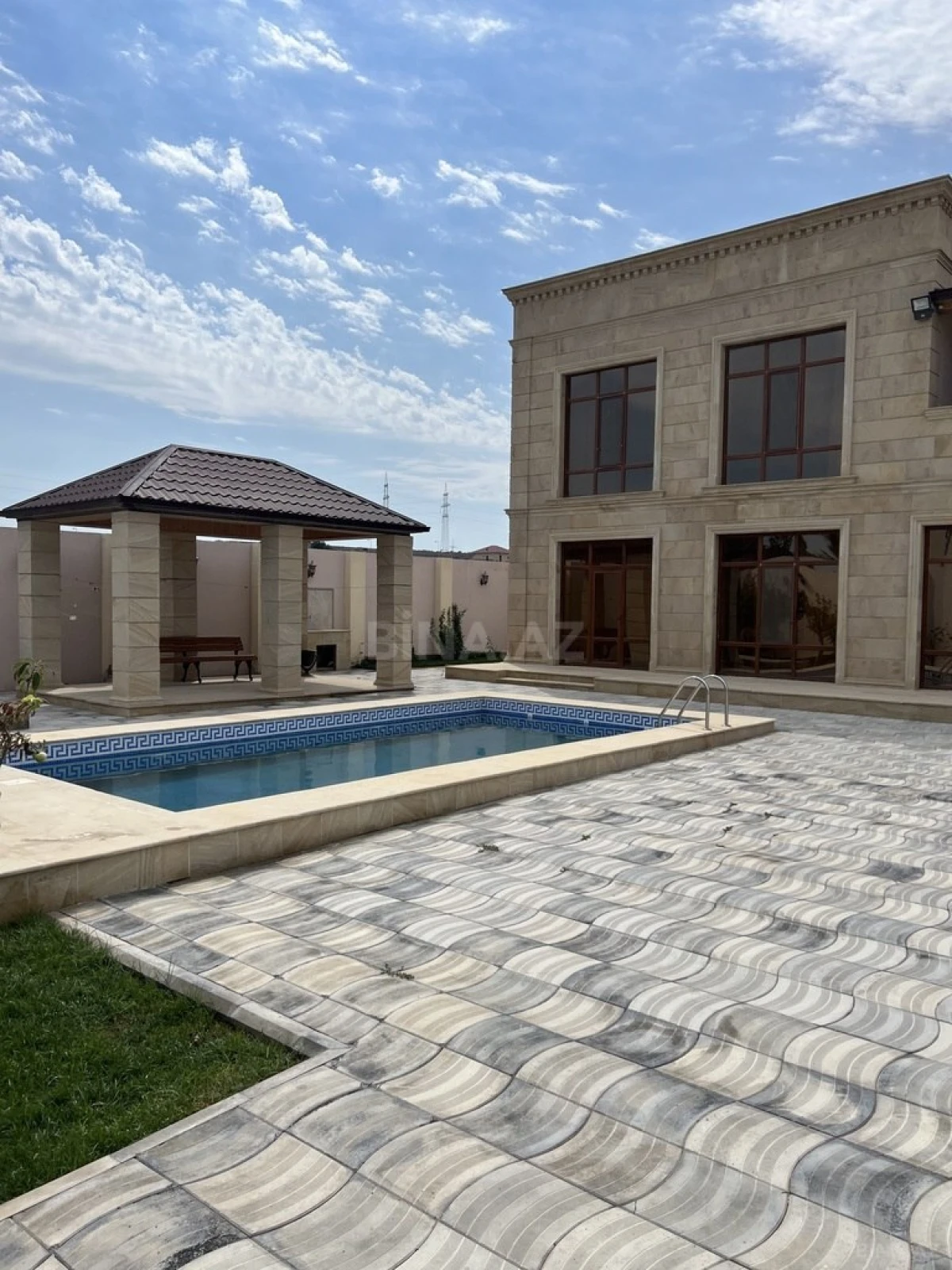 Satılır 5 otaqlı həyət evi 300 m²