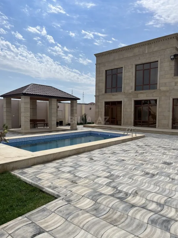 Satılır 5 otaqlı həyət evi 300 m²
