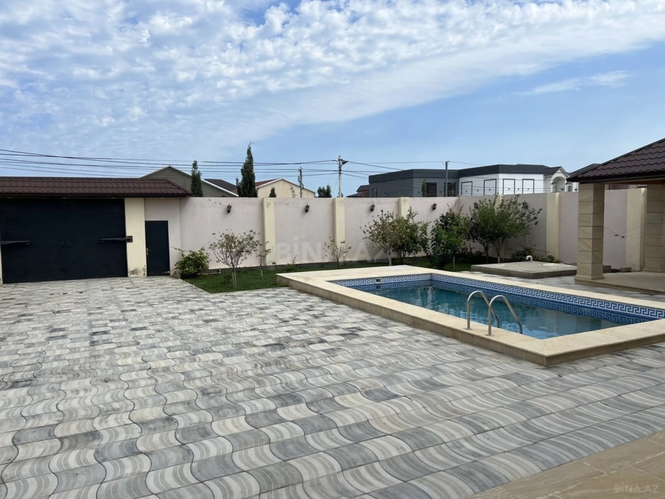 Satılır 5 otaqlı həyət evi 300 m²