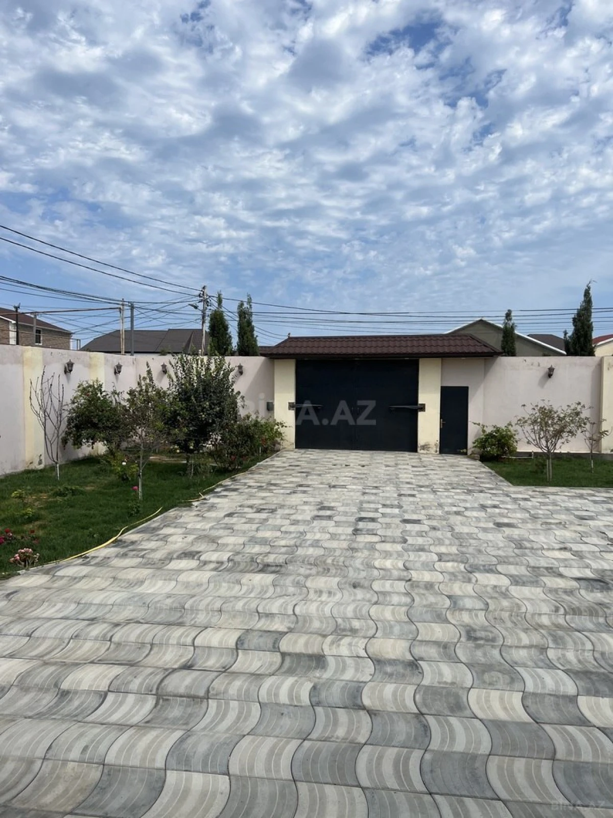 Satılır 5 otaqlı həyət evi 300 m²