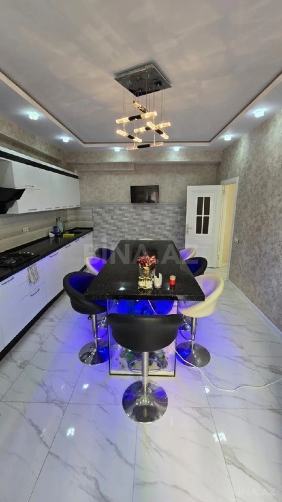 Satılır 4 otaqlı mənzil 160 m²