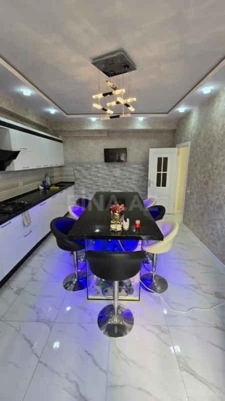 Satılır 4 otaqlı mənzil 160 m²