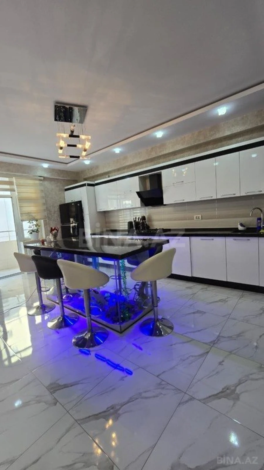 Satılır 4 otaqlı mənzil 160 m²