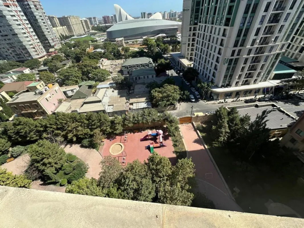 Satılır 3 otaqlı mənzil 191 m²