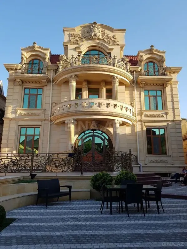 Satılır 10 otaqlı həyət evi 800 m²