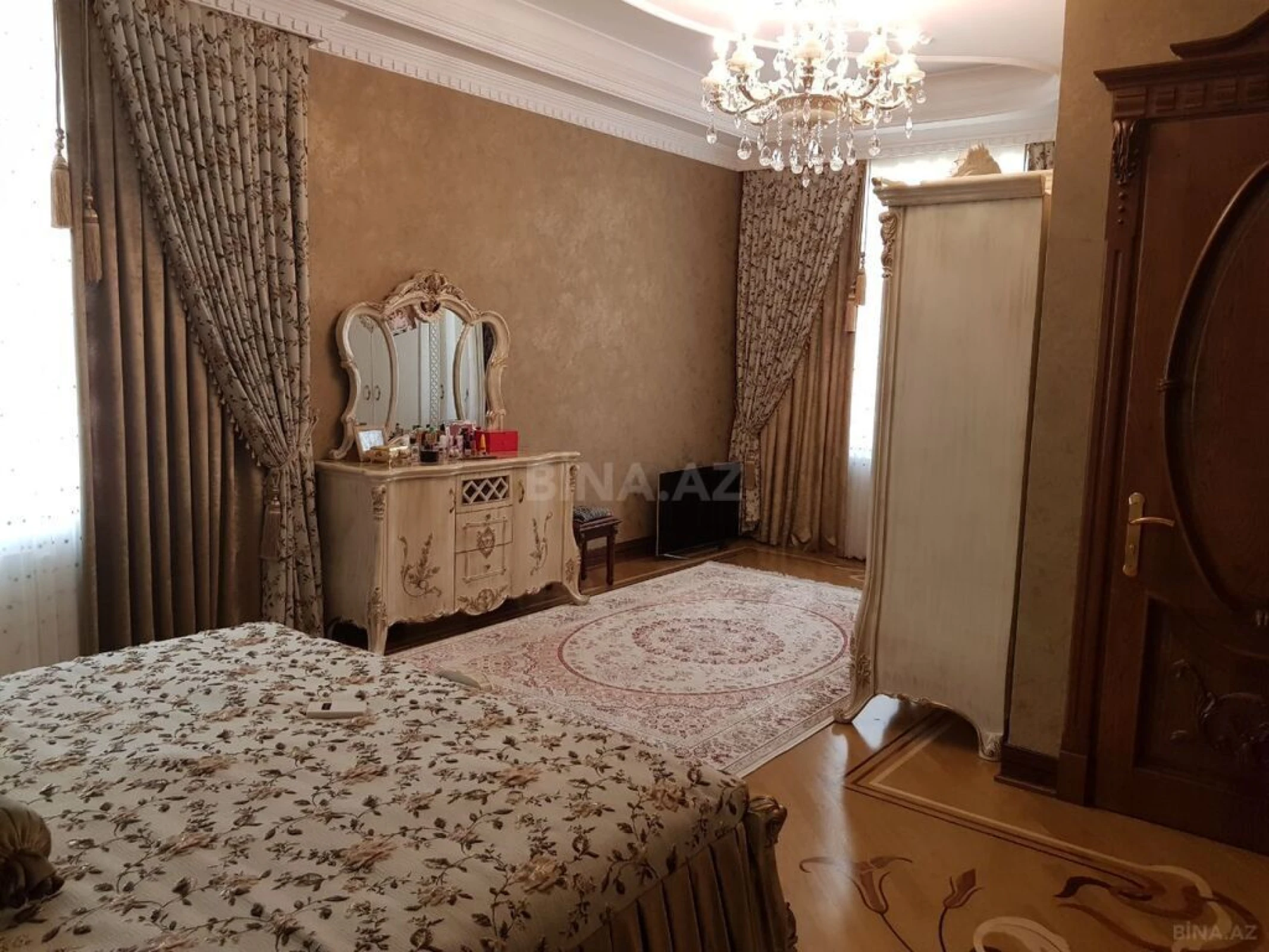 Satılır 10 otaqlı həyət evi 800 m²