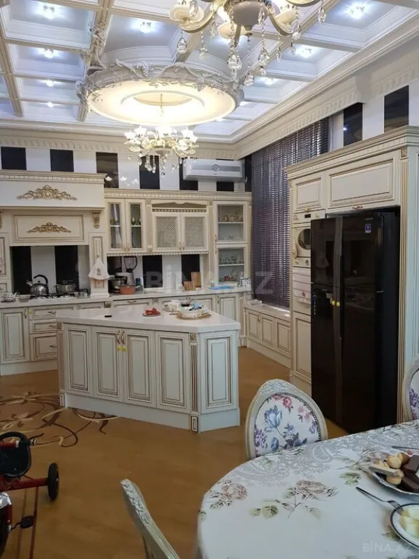 Satılır 10 otaqlı həyət evi 800 m²