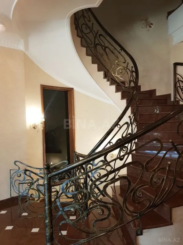 Satılır 10 otaqlı həyət evi 800 m²