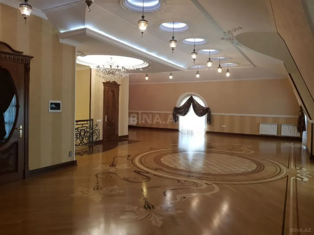 Satılır 10 otaqlı həyət evi 800 m²