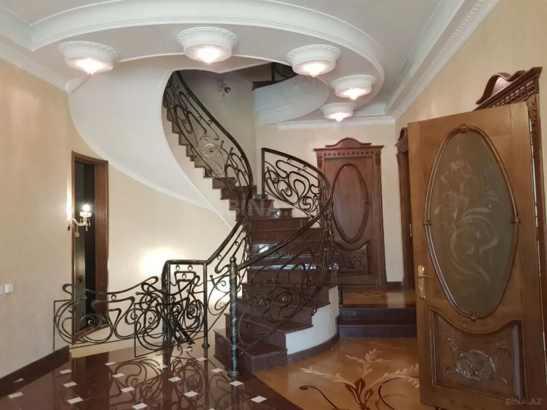 Satılır 10 otaqlı həyət evi 800 m²