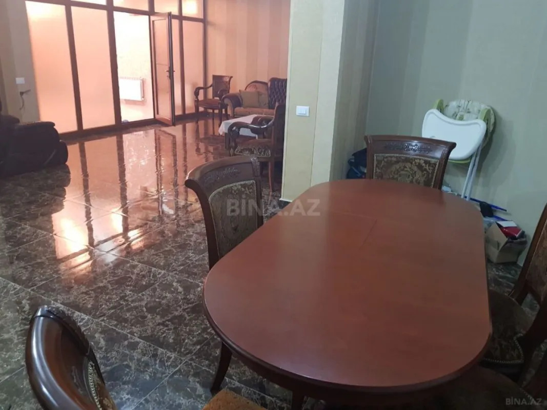 Satılır 10 otaqlı həyət evi 800 m²