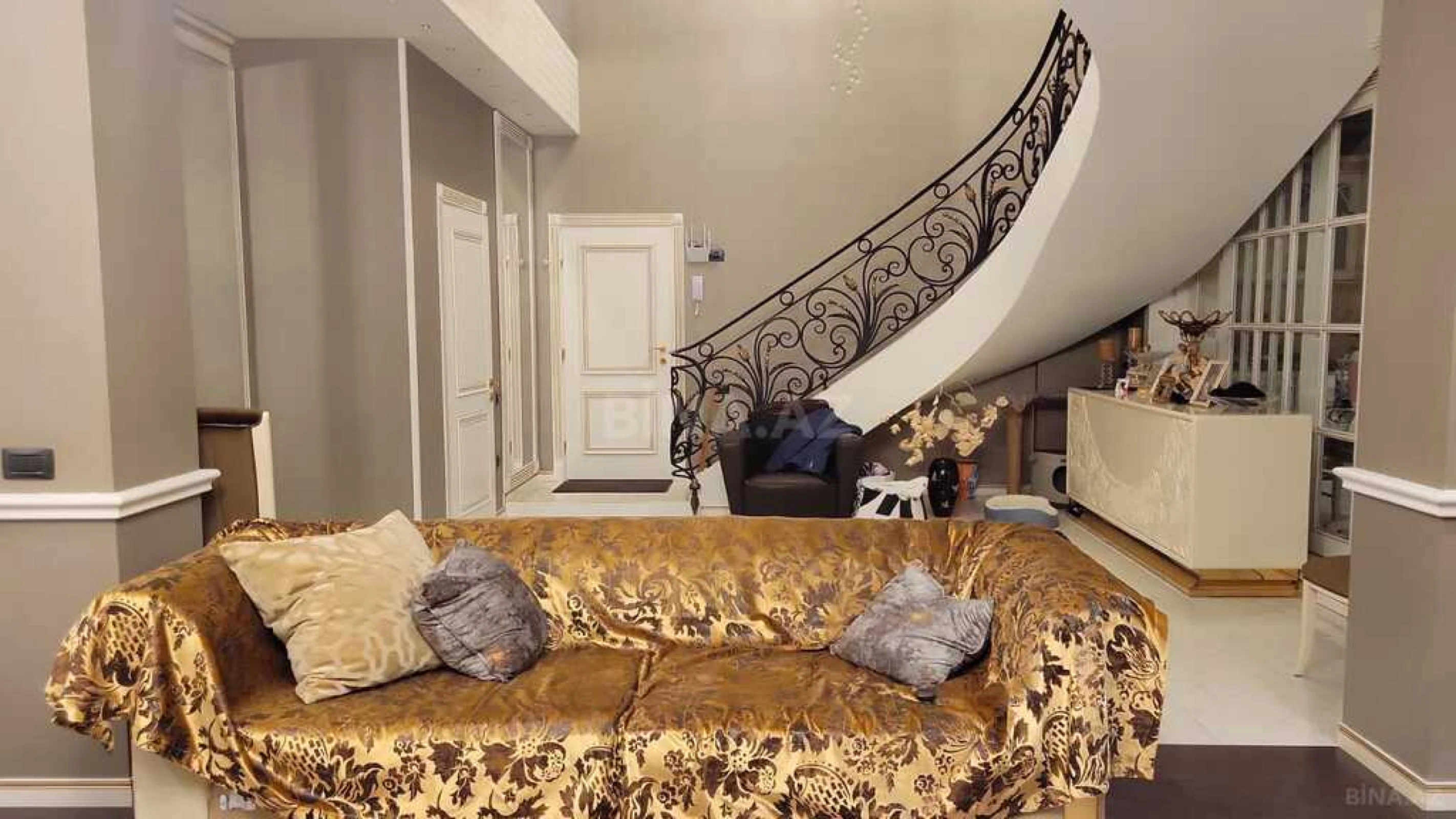 Satılır 4 otaqlı mənzil 151 m²