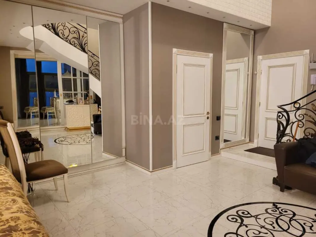Satılır 4 otaqlı mənzil 151 m²