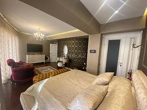 Satılır 4 otaqlı mənzil 151 m²