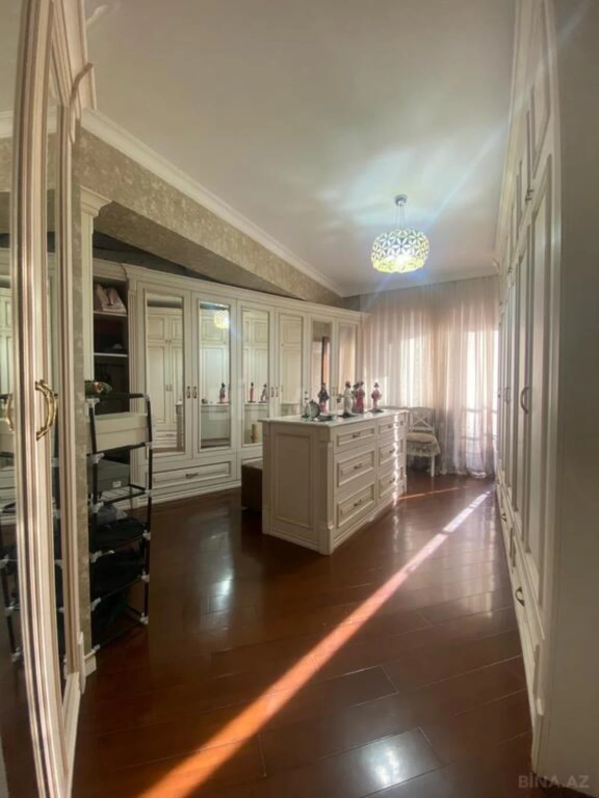 Satılır 4 otaqlı mənzil 151 m²
