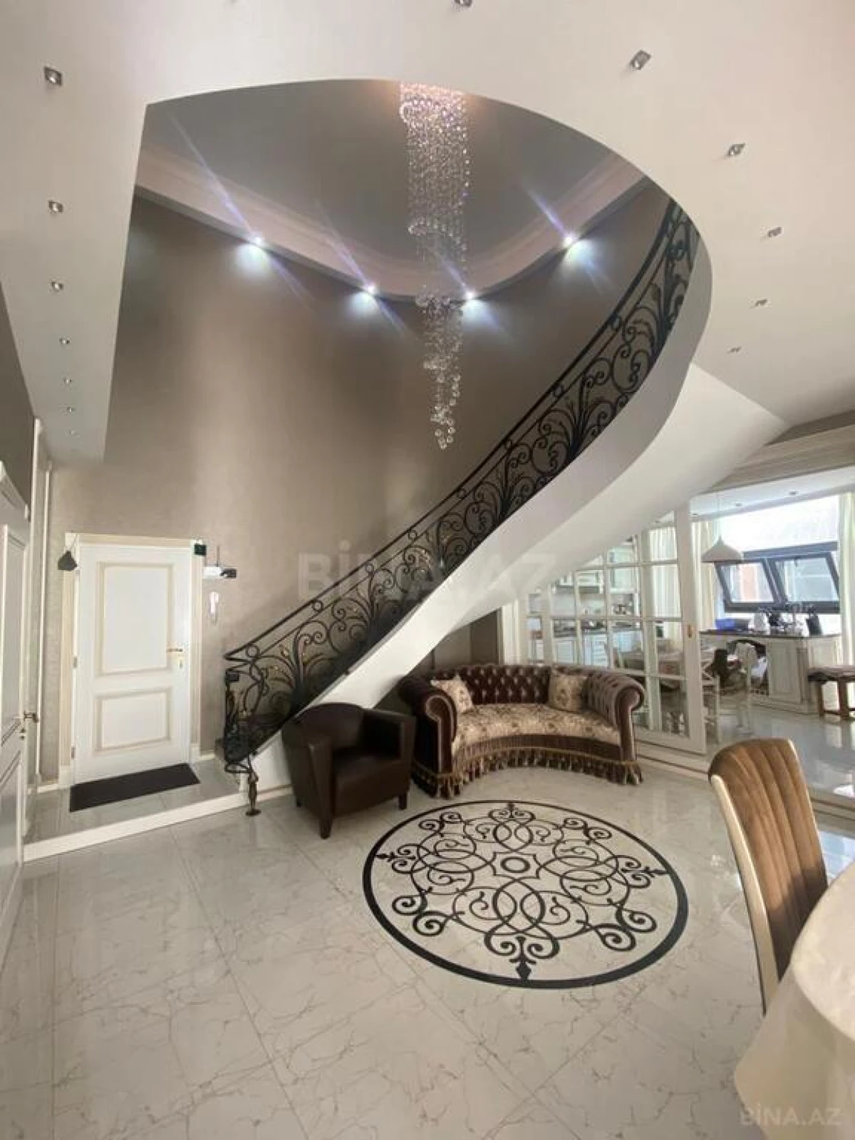 Satılır 4 otaqlı mənzil 151 m²