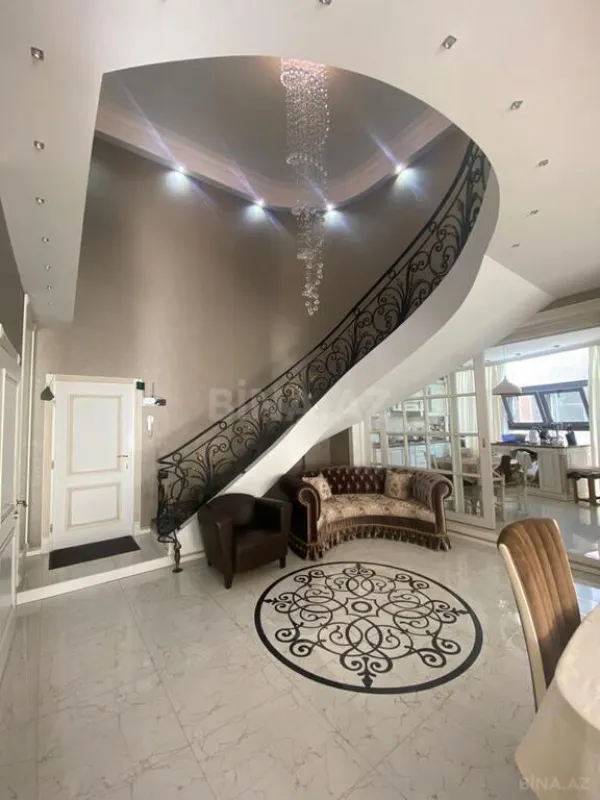 Satılır 4 otaqlı mənzil 151 m²