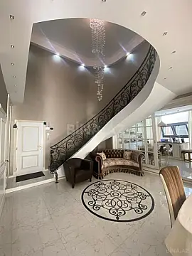 Satılır 4 otaqlı mənzil 151 m²