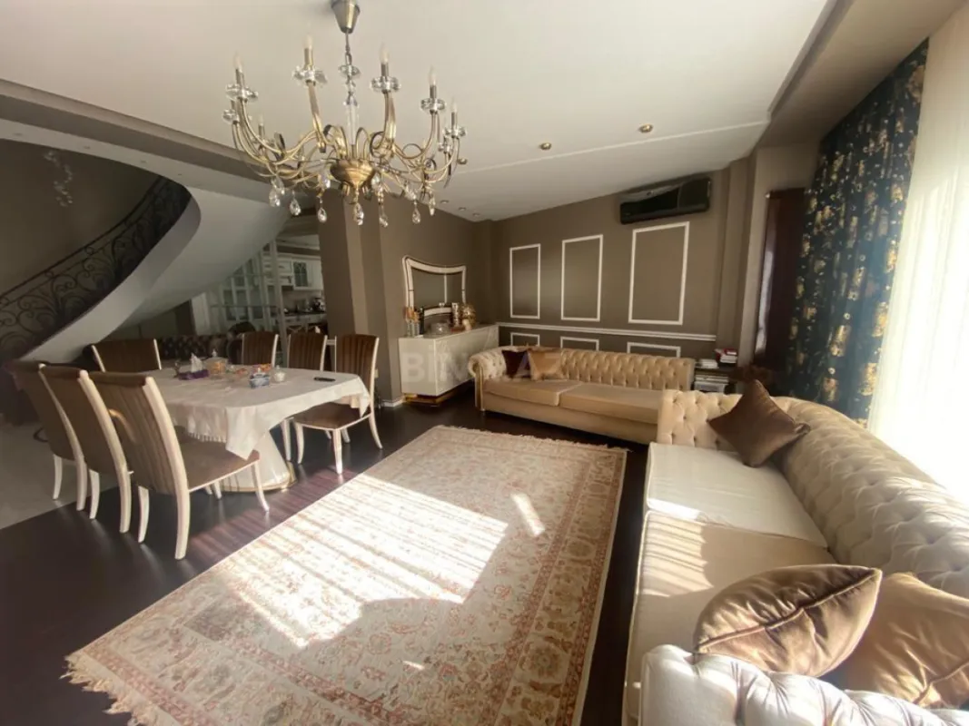 Satılır 4 otaqlı mənzil 151 m²