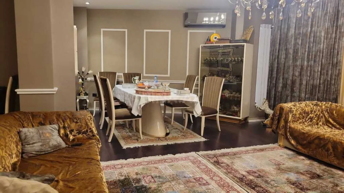 Satılır 4 otaqlı mənzil 151 m²