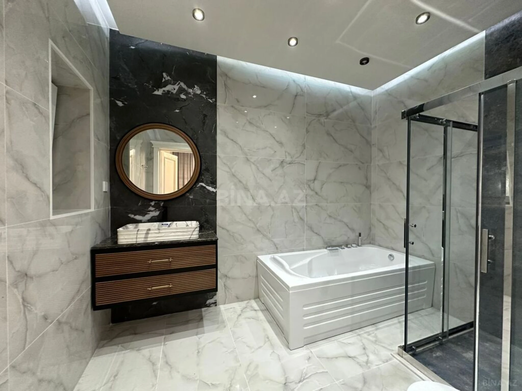 Satılır 5 otaqlı həyət evi 265 m²
