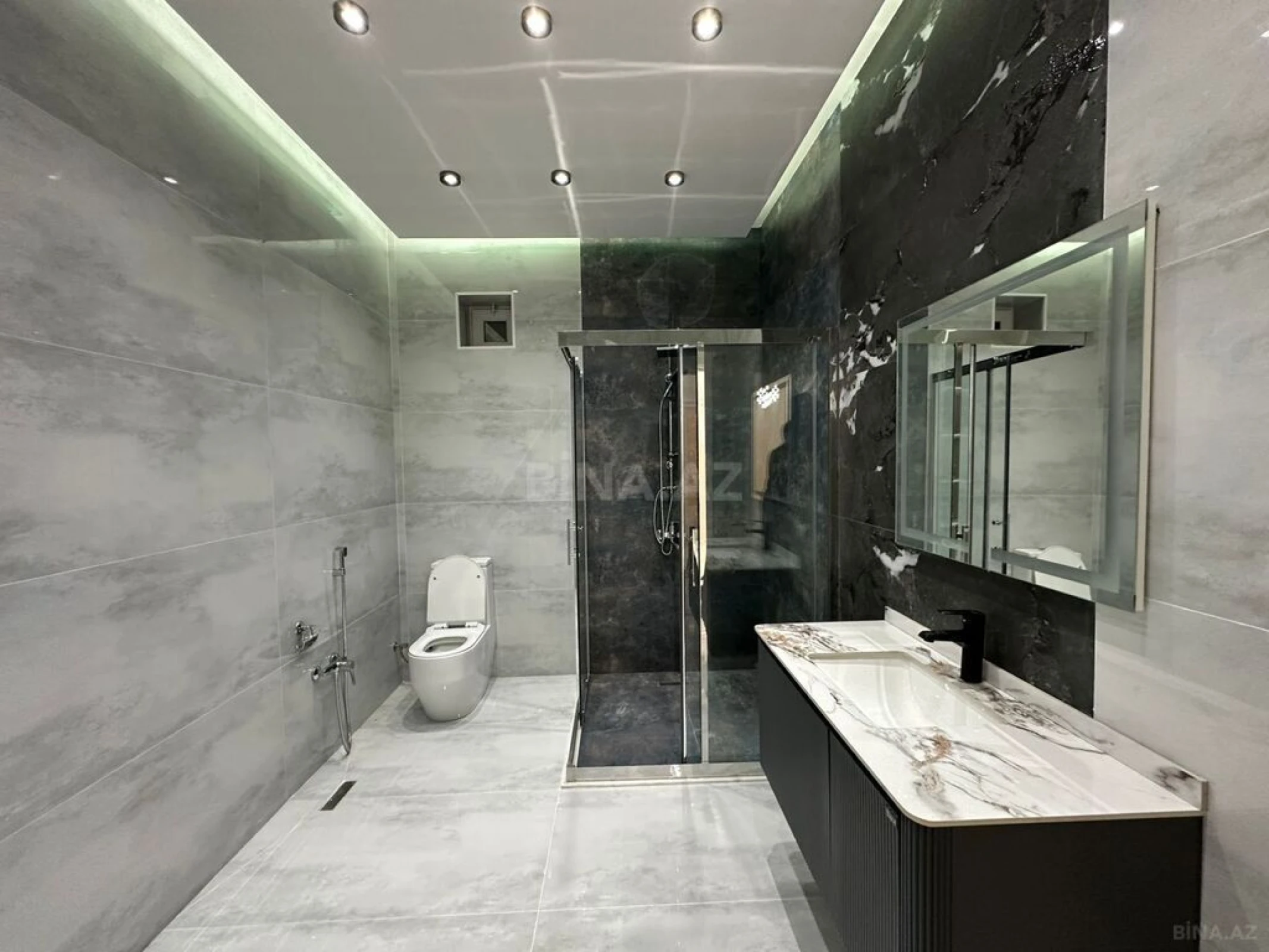 Satılır 5 otaqlı həyət evi 265 m²
