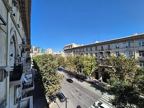 Satılır 3 otaqlı mənzil 105 m²