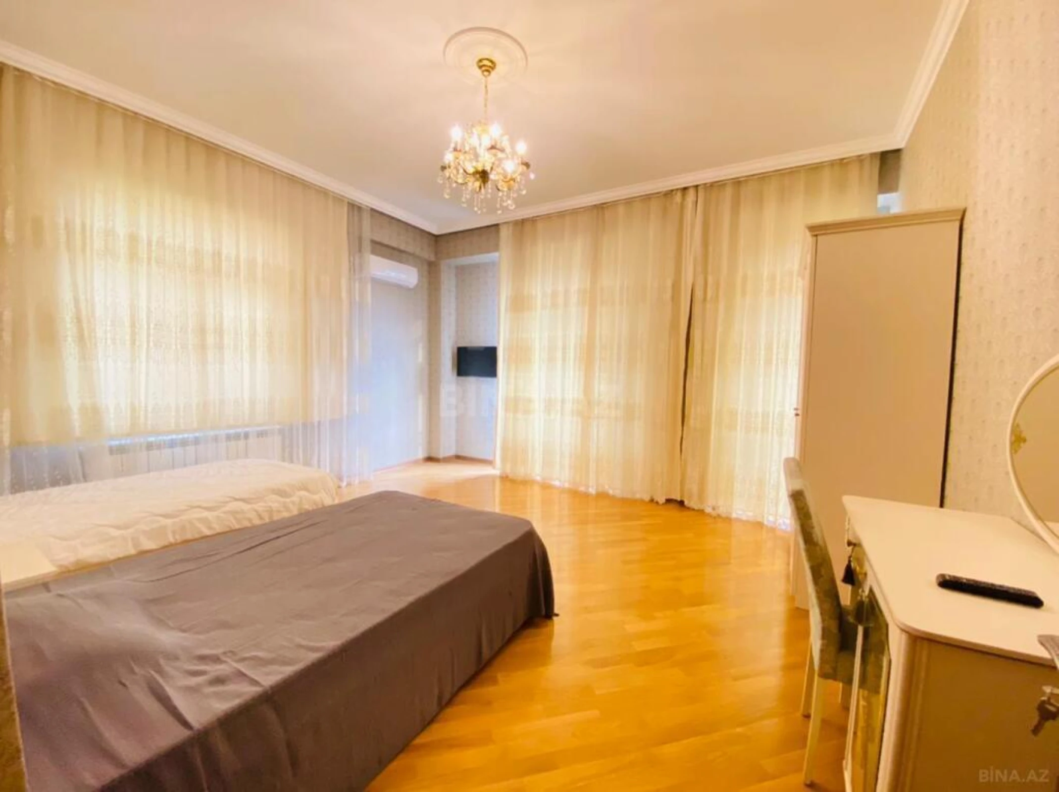 Satılır 5 otaqlı mənzil 220 m²