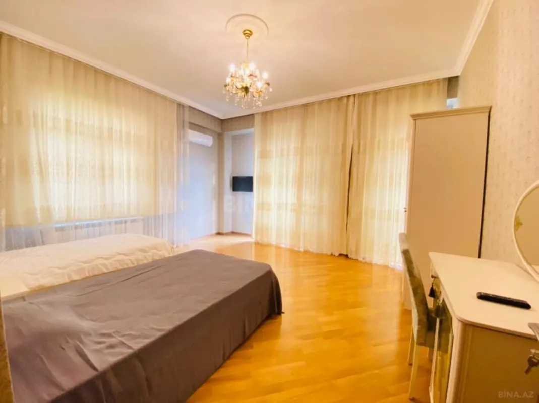 Satılır 5 otaqlı mənzil 220 m²
