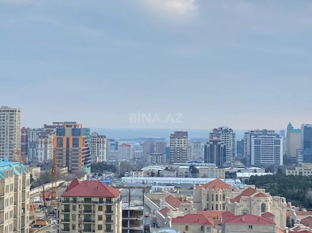 Satılır 5 otaqlı mənzil 220 m²