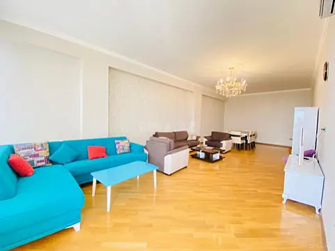 Satılır 5 otaqlı mənzil 220 m²