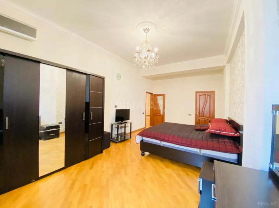 Satılır 5 otaqlı mənzil 220 m²