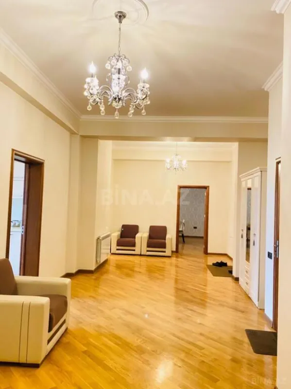 Satılır 5 otaqlı mənzil 220 m²