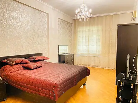 Satılır 5 otaqlı mənzil 220 m²