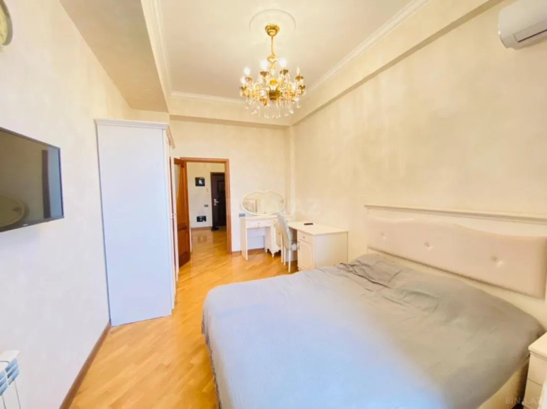 Satılır 5 otaqlı mənzil 220 m²