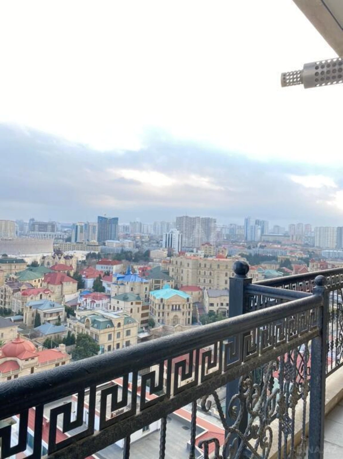 Satılır 5 otaqlı mənzil 220 m²