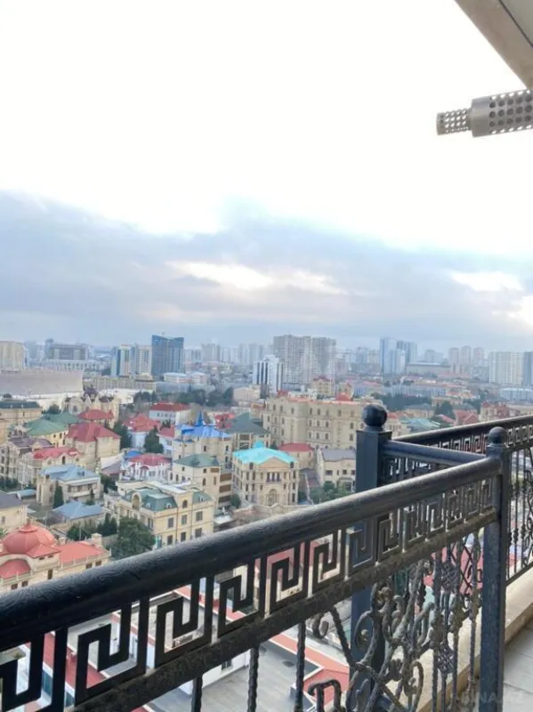 Satılır 5 otaqlı mənzil 220 m²