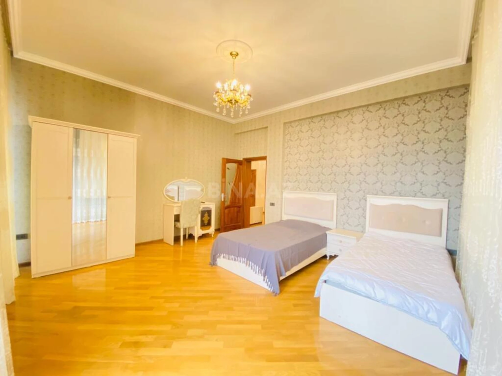 Satılır 5 otaqlı mənzil 220 m²