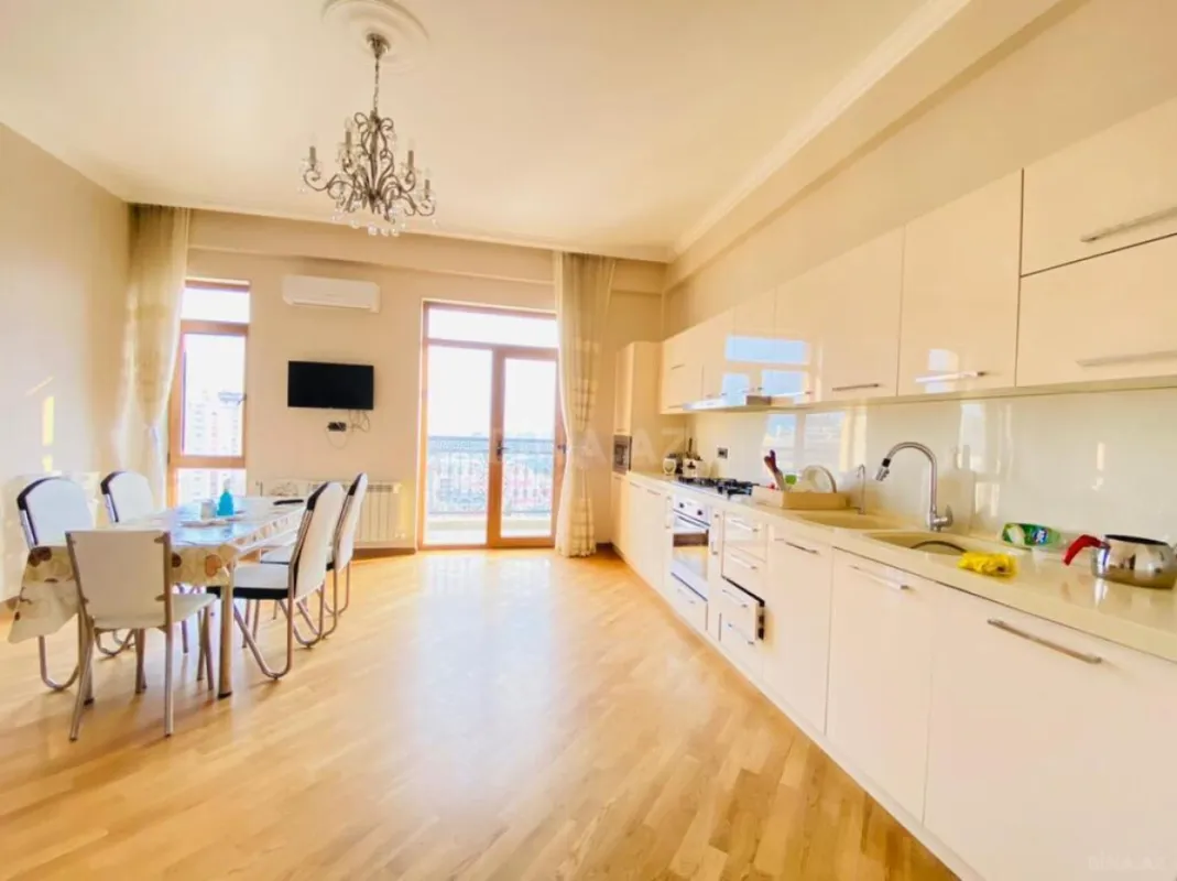 Satılır 5 otaqlı mənzil 220 m²