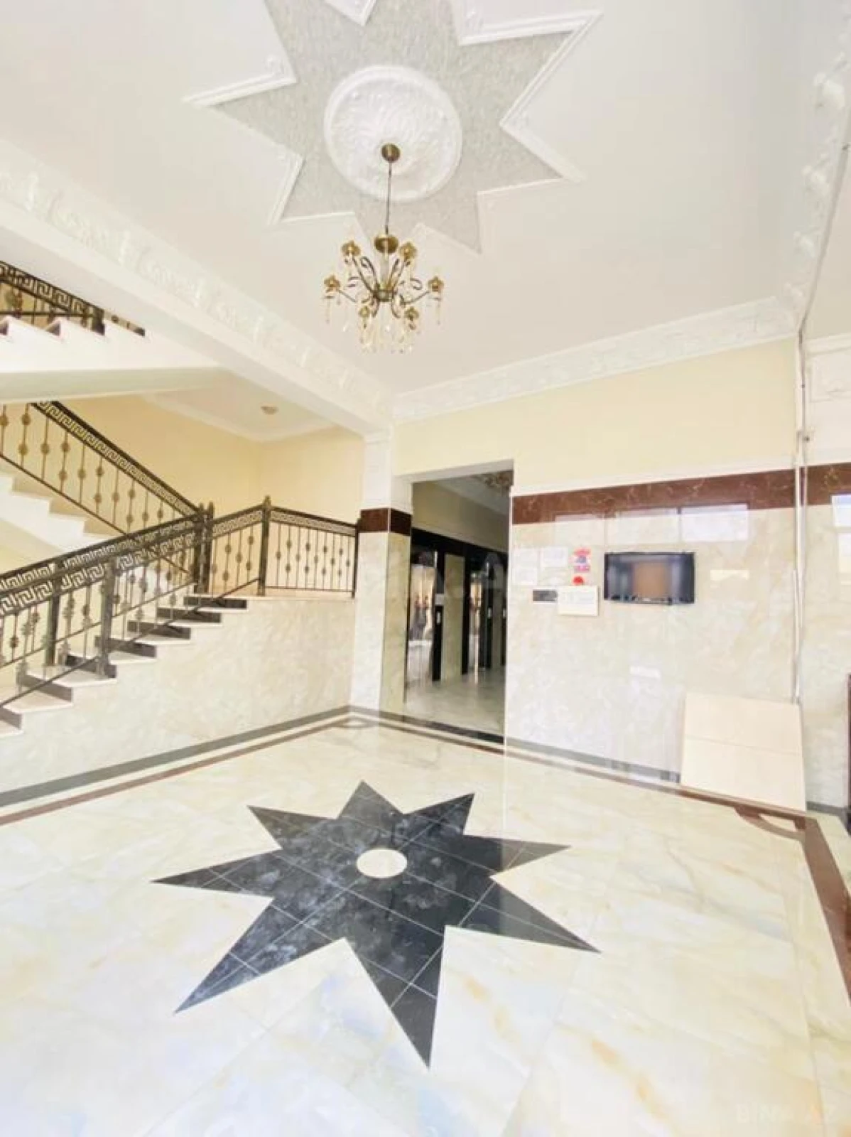 Satılır 5 otaqlı mənzil 220 m²